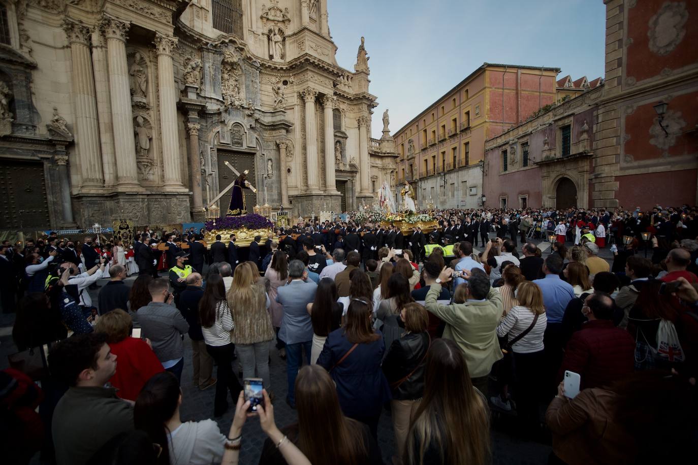 Fotos: Encuentro de Nuestro Padre Jesús de la Merced en la plaza Cardenal Belluga de Murcia, en imágenes