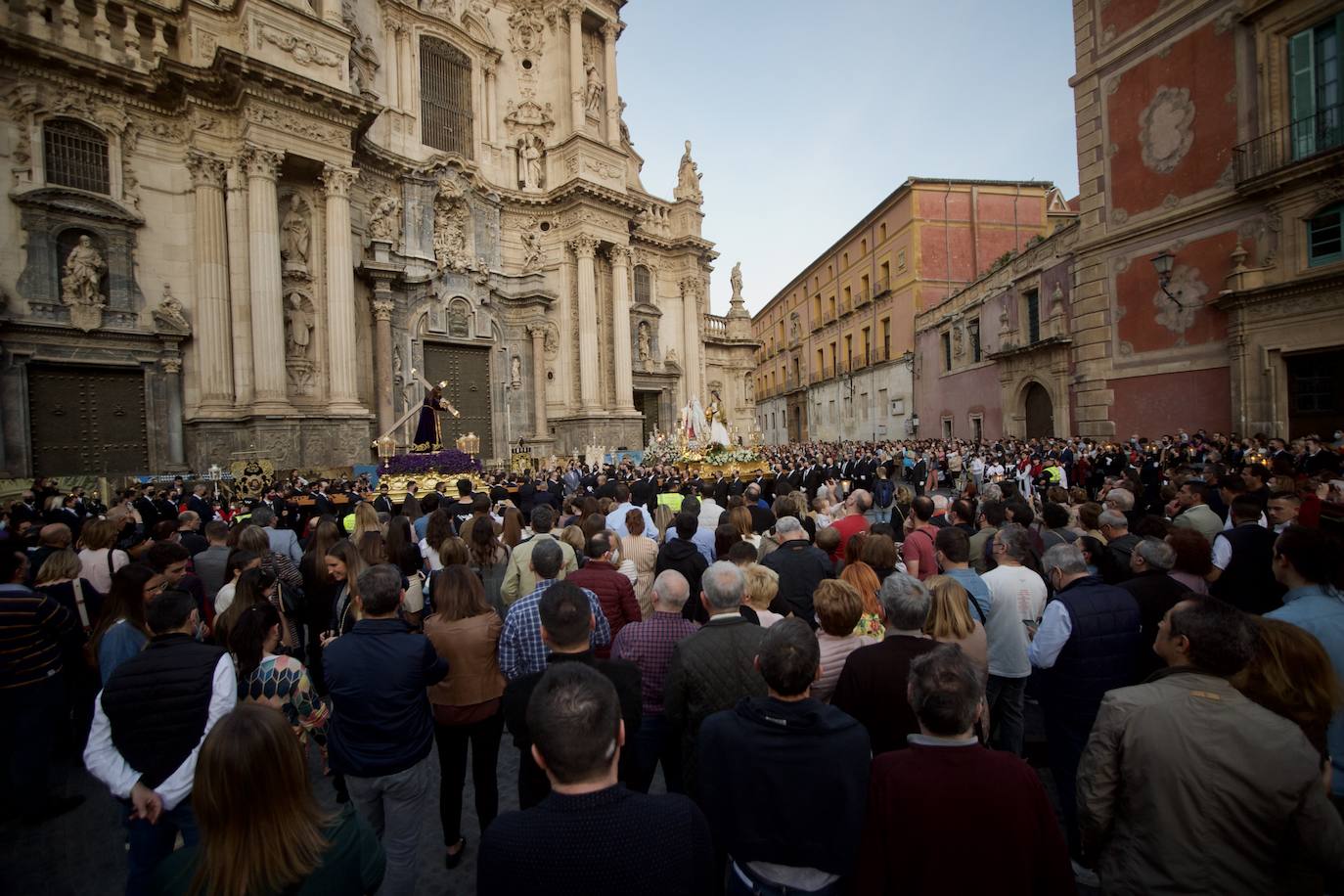 Fotos: Encuentro de Nuestro Padre Jesús de la Merced en la plaza Cardenal Belluga de Murcia, en imágenes