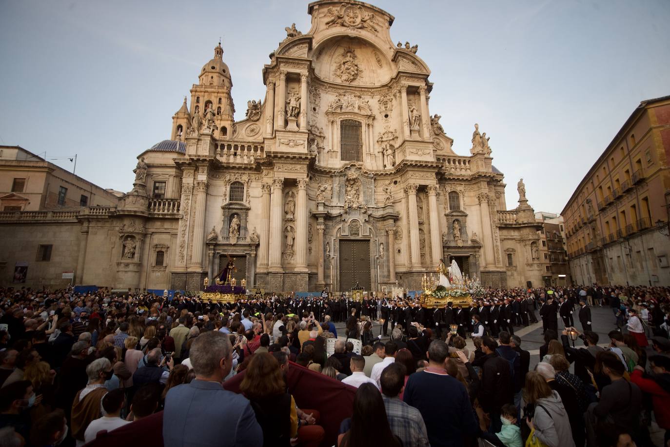 Fotos: Encuentro de Nuestro Padre Jesús de la Merced en la plaza Cardenal Belluga de Murcia, en imágenes