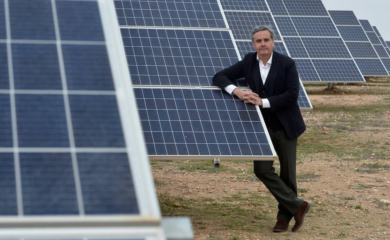 Miguel Ángel Martínez-Aroca, en la planta fotovoltaica de El Ardal (Yecla), de la que es socio.