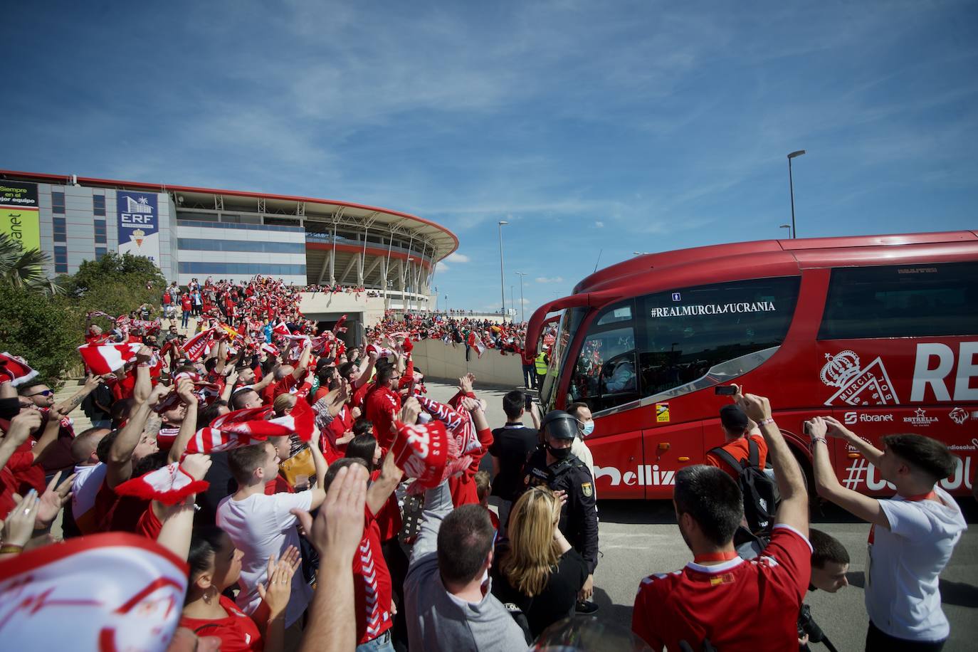 Fotos: El recibimiento de los aficionados al Real Murcia antes del partido contra el Hércules de Alicante