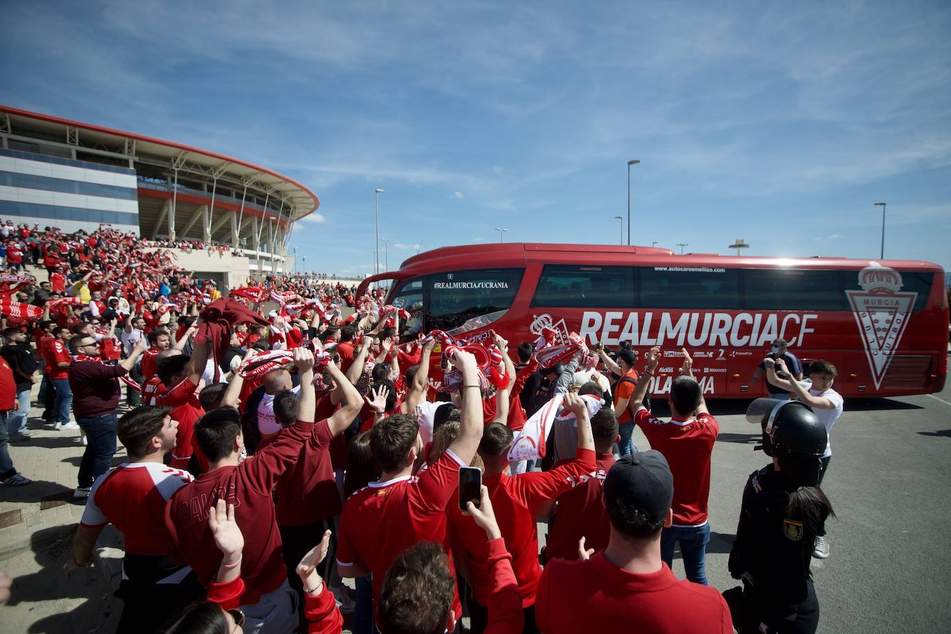 Fotos: El recibimiento de los aficionados al Real Murcia antes del partido contra el Hércules de Alicante
