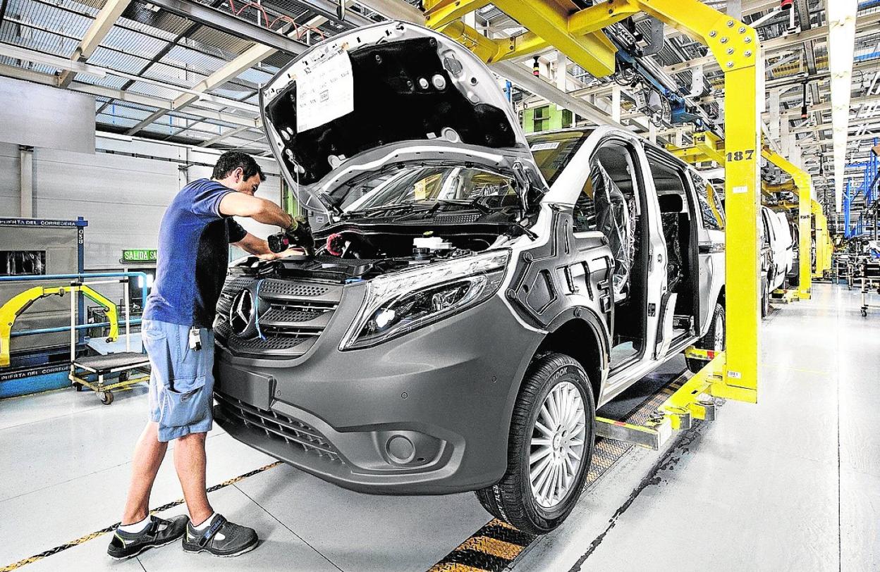 Cadena de montaje de furgonetas Mercedes en una factoría alavesa. 