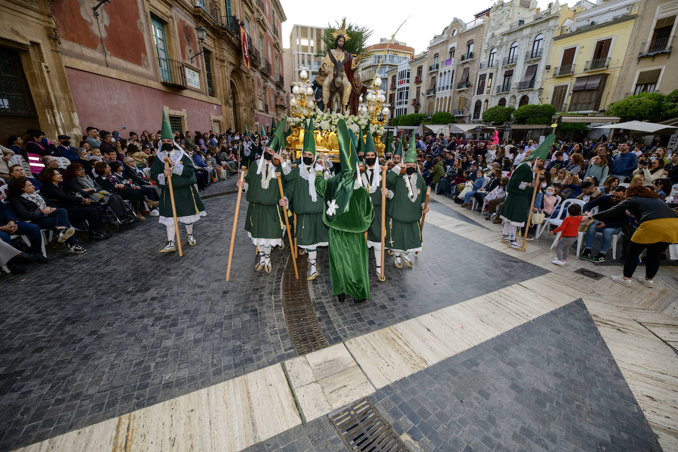 Fotos: Túnicas verdes por San Pedro