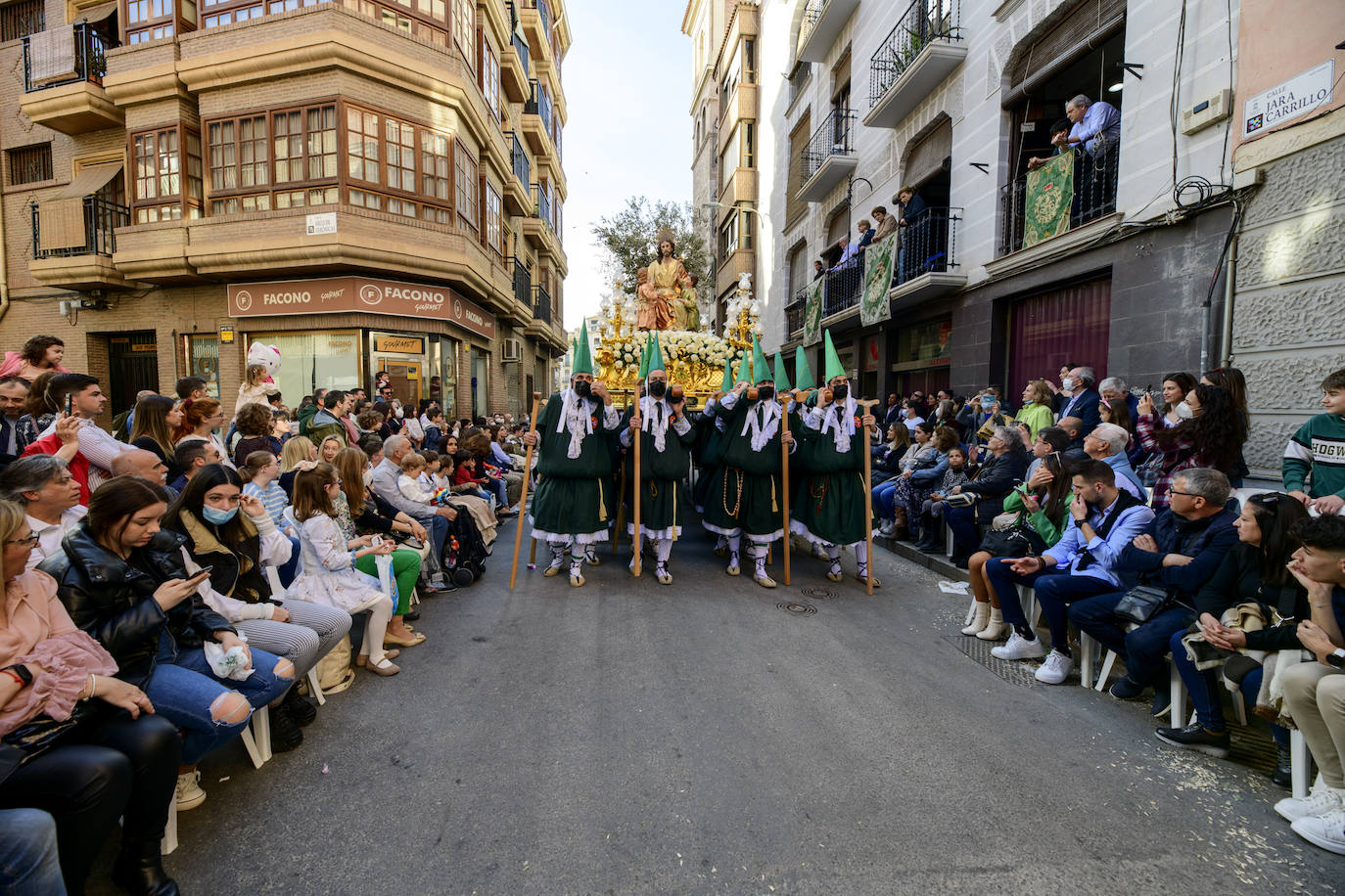 Fotos: Túnicas verdes por San Pedro