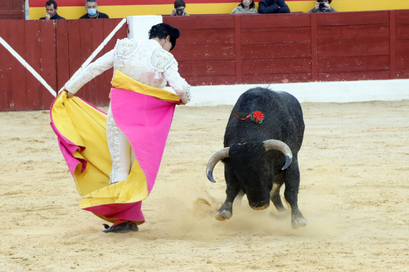 Fotos: Puerta grande para Ureña y Galdós en Yecla