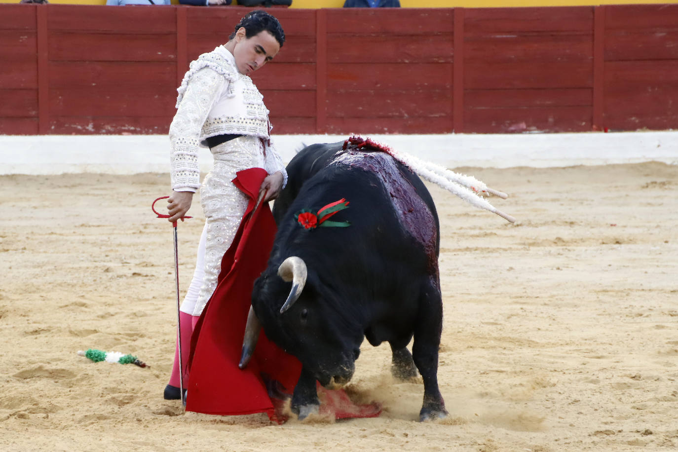 Fotos: Puerta grande para Ureña y Galdós en Yecla