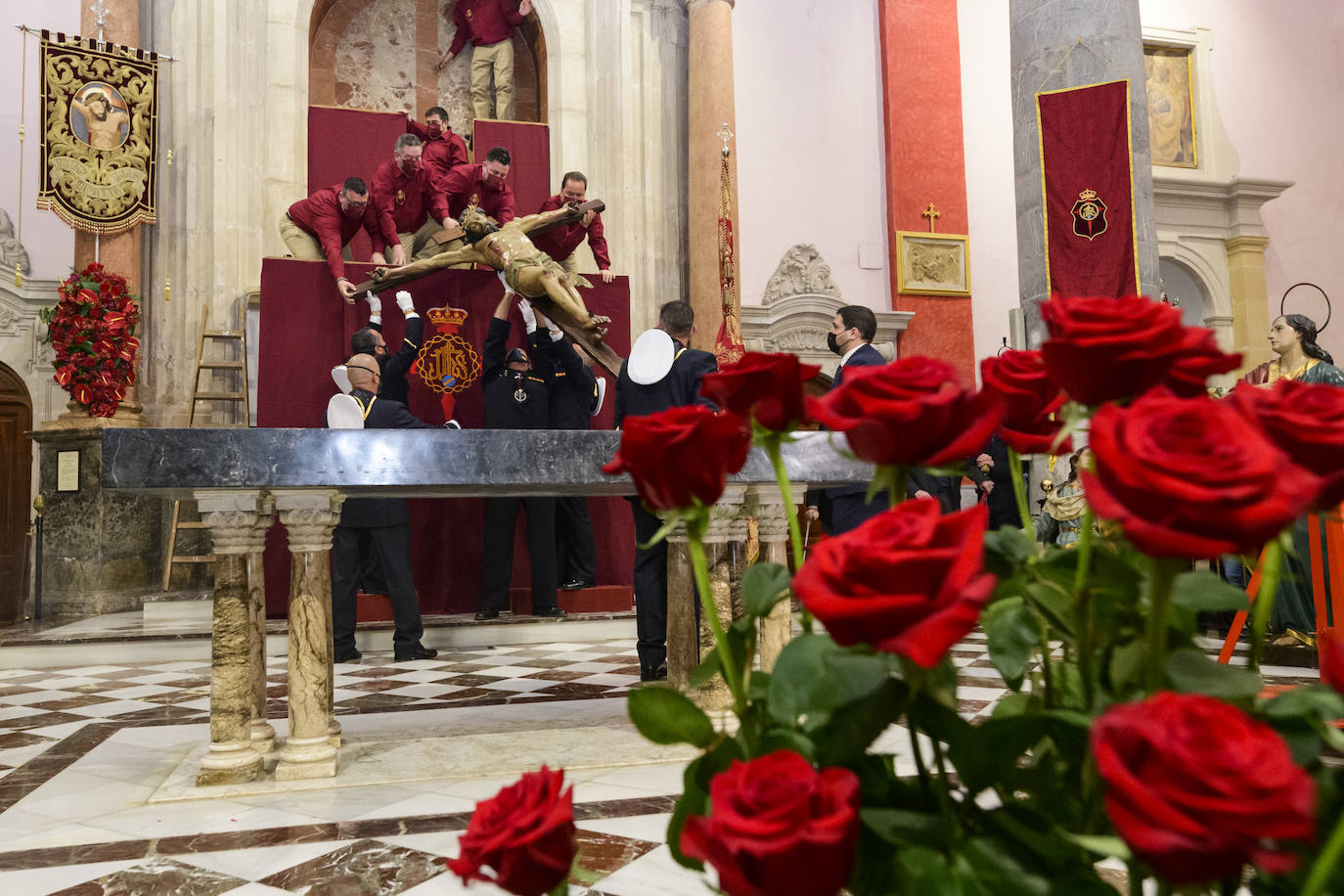 Fotos: Descendimiento del Cristo del Perdón en la iglesia de San Antolín de Murcia