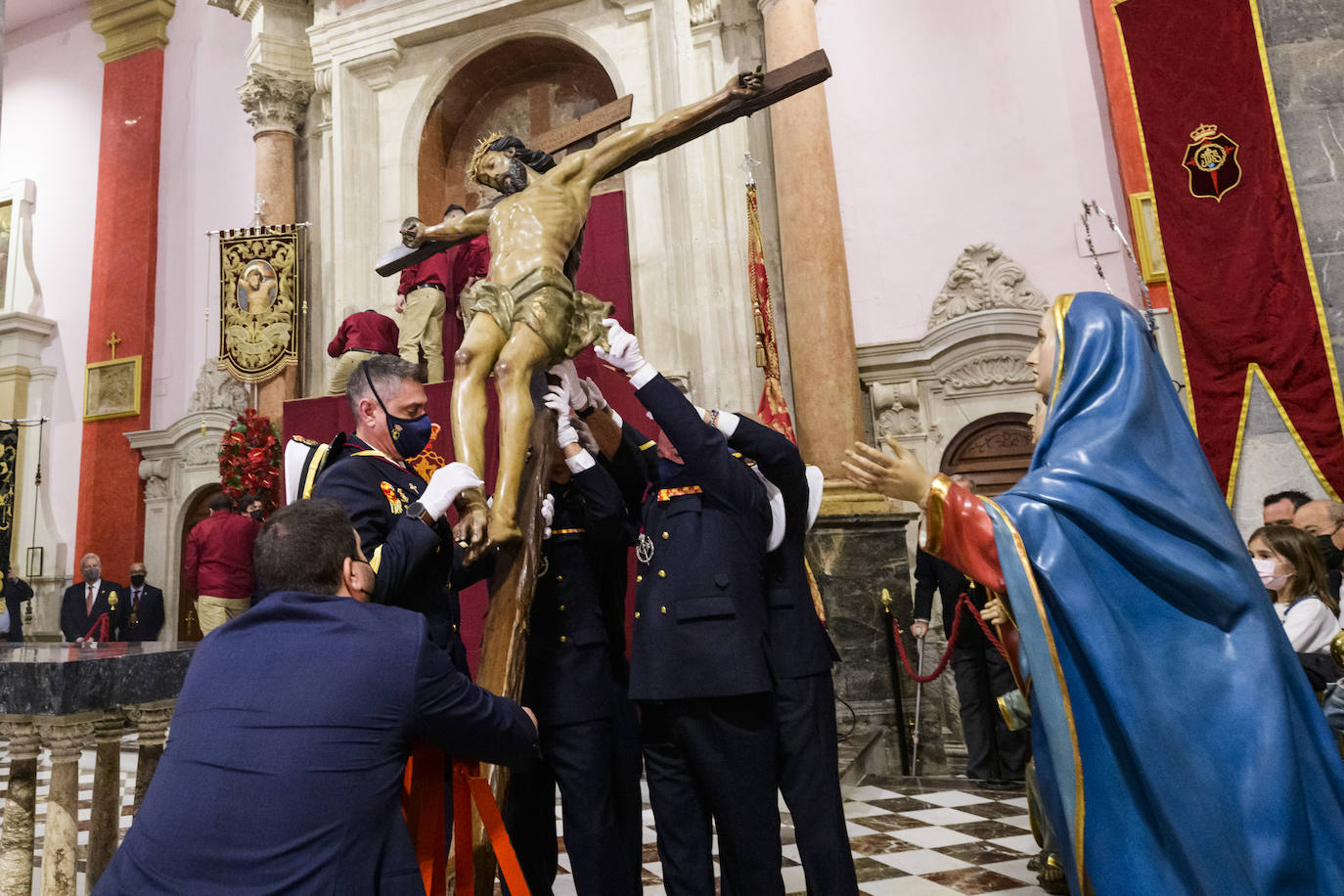 Fotos: Descendimiento del Cristo del Perdón en la iglesia de San Antolín de Murcia