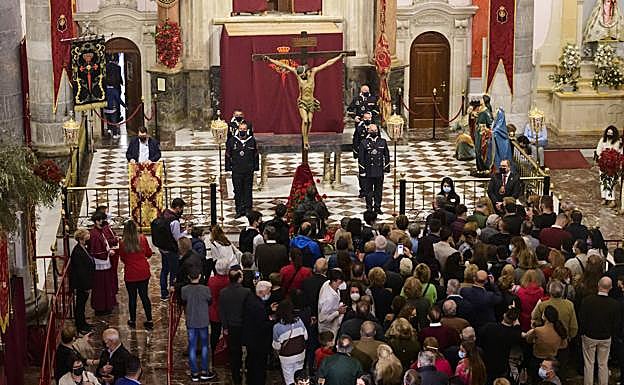 Decenas de fieles, ante el Cristo del Perdón, este lunes, en Murcia. En vídeo, el descendimiento.