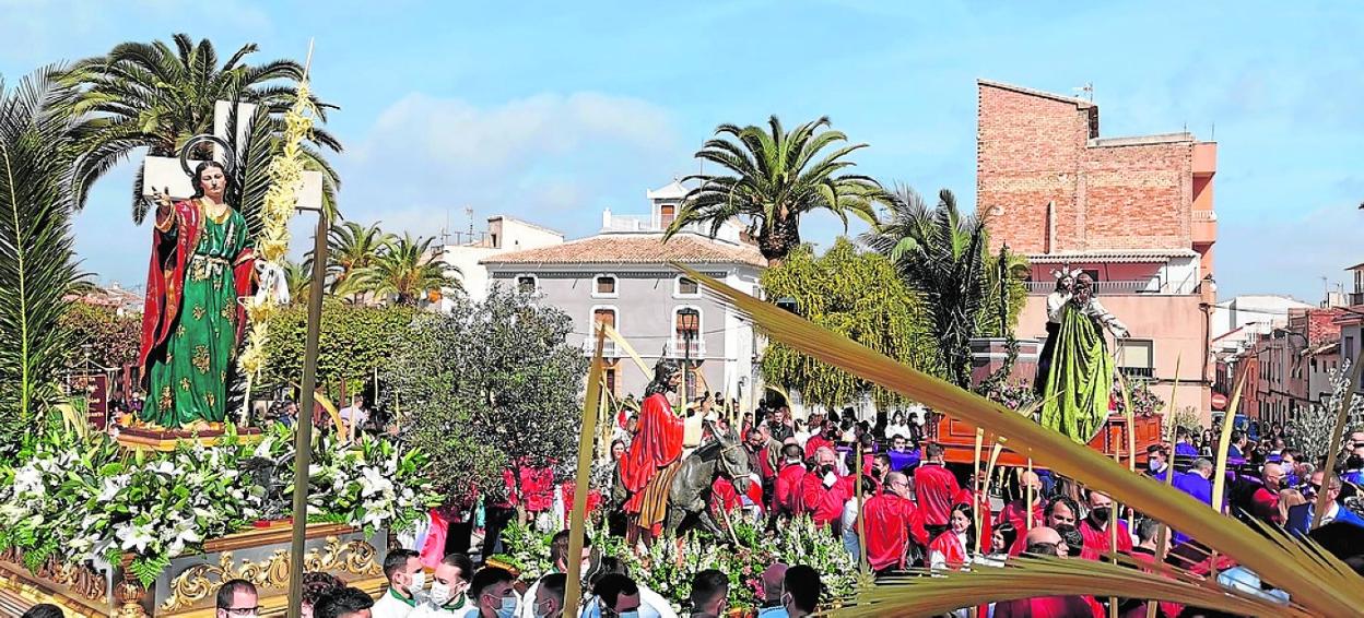 La imágenes de San Juan, la Burrica y la Samaritana, en el atrio del convento en Cehegín. 