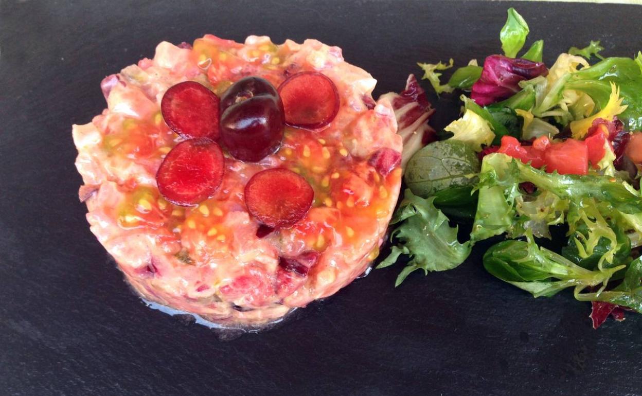 Tartar de salmón y cerezas