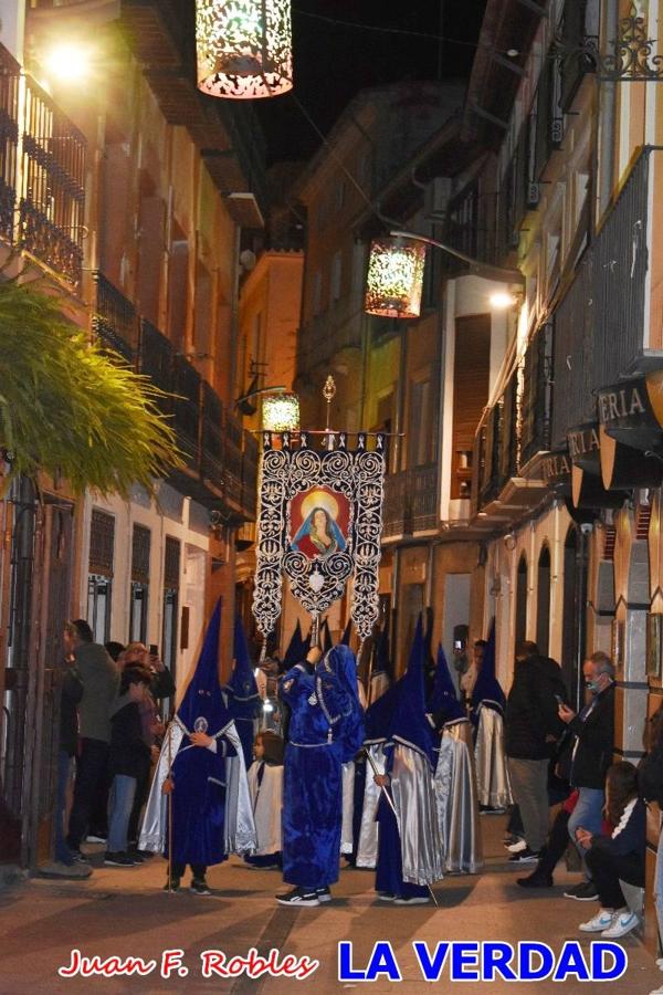 En la noche del Viernes de Dolores, la imagen de Nuestra Señora de los Dolores (azules) salió desde la antigua iglesia de La Compañía para recorrer las calles de «La Carrera», a su paso por la parroquia de El Salvador, el Cristo de los Voluntarios espera en la puerta principal del templo el paso de la procesión; en la ermita de Santa Elena, tuvo lugar el encuentro con Nuestro Padre Jesús (morados), y al llegar a la iglesia de La Concepción, con el Cristo del Prendimiento (colorados). 