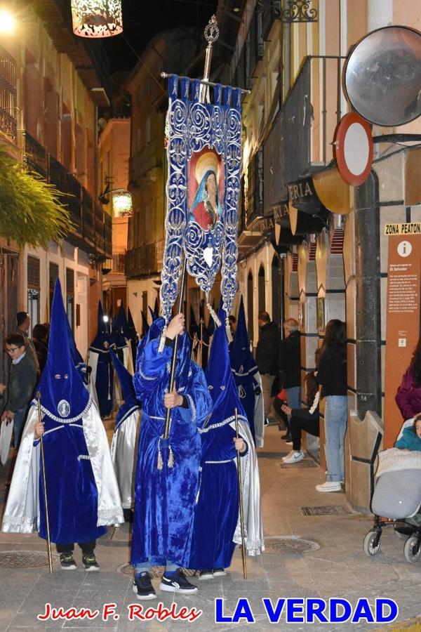 En la noche del Viernes de Dolores, la imagen de Nuestra Señora de los Dolores (azules) salió desde la antigua iglesia de La Compañía para recorrer las calles de «La Carrera», a su paso por la parroquia de El Salvador, el Cristo de los Voluntarios espera en la puerta principal del templo el paso de la procesión; en la ermita de Santa Elena, tuvo lugar el encuentro con Nuestro Padre Jesús (morados), y al llegar a la iglesia de La Concepción, con el Cristo del Prendimiento (colorados). 