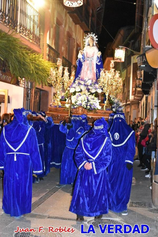 En la noche del Viernes de Dolores, la imagen de Nuestra Señora de los Dolores (azules) salió desde la antigua iglesia de La Compañía para recorrer las calles de «La Carrera», a su paso por la parroquia de El Salvador, el Cristo de los Voluntarios espera en la puerta principal del templo el paso de la procesión; en la ermita de Santa Elena, tuvo lugar el encuentro con Nuestro Padre Jesús (morados), y al llegar a la iglesia de La Concepción, con el Cristo del Prendimiento (colorados). 