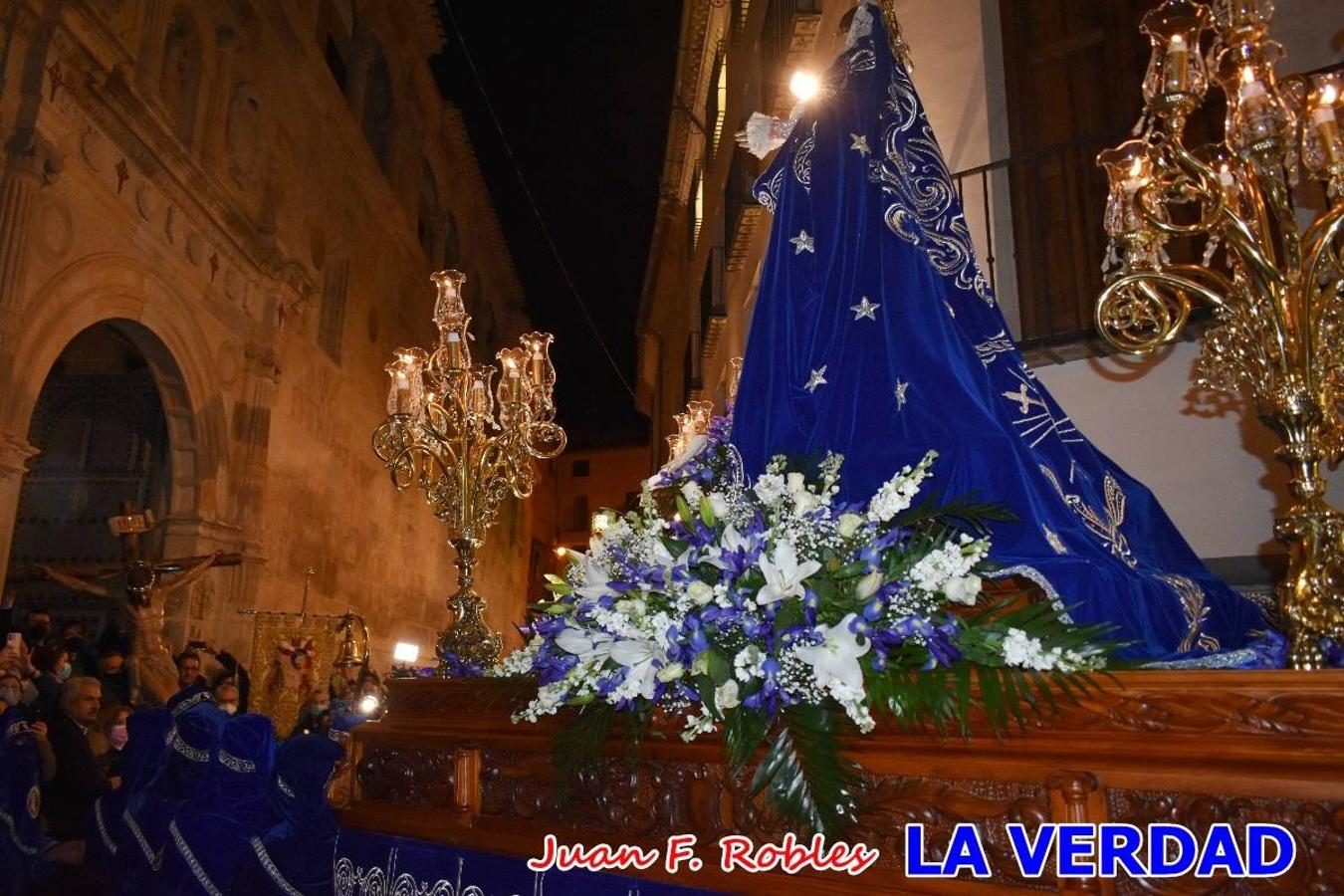 En la noche del Viernes de Dolores, la imagen de Nuestra Señora de los Dolores (azules) salió desde la antigua iglesia de La Compañía para recorrer las calles de «La Carrera», a su paso por la parroquia de El Salvador, el Cristo de los Voluntarios espera en la puerta principal del templo el paso de la procesión; en la ermita de Santa Elena, tuvo lugar el encuentro con Nuestro Padre Jesús (morados), y al llegar a la iglesia de La Concepción, con el Cristo del Prendimiento (colorados). 