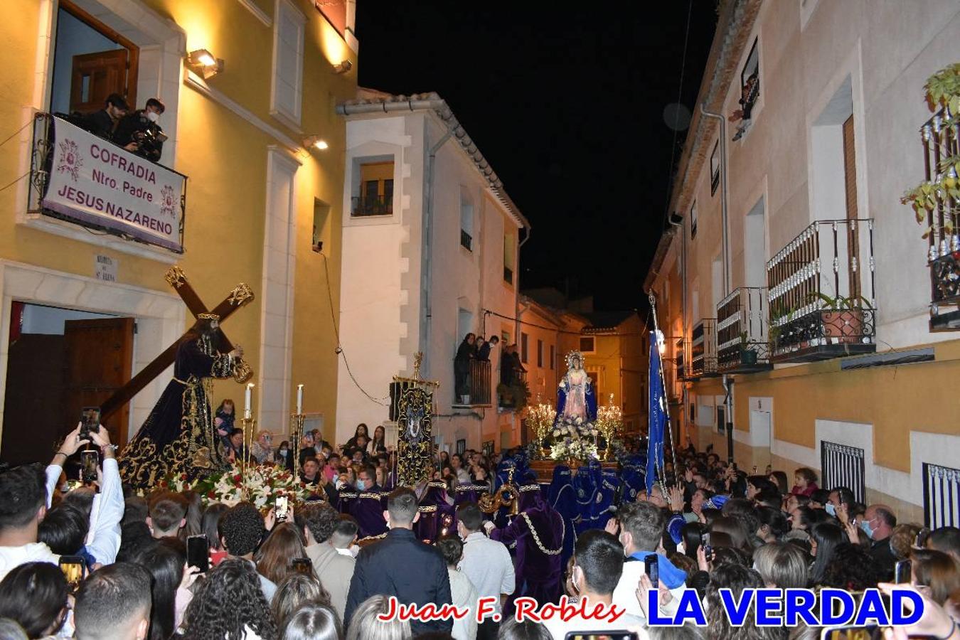 En la noche del Viernes de Dolores, la imagen de Nuestra Señora de los Dolores (azules) salió desde la antigua iglesia de La Compañía para recorrer las calles de «La Carrera», a su paso por la parroquia de El Salvador, el Cristo de los Voluntarios espera en la puerta principal del templo el paso de la procesión; en la ermita de Santa Elena, tuvo lugar el encuentro con Nuestro Padre Jesús (morados), y al llegar a la iglesia de La Concepción, con el Cristo del Prendimiento (colorados). 