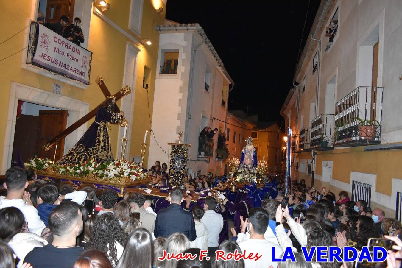 En la noche del Viernes de Dolores, la imagen de Nuestra Señora de los Dolores (azules) salió desde la antigua iglesia de La Compañía para recorrer las calles de «La Carrera», a su paso por la parroquia de El Salvador, el Cristo de los Voluntarios espera en la puerta principal del templo el paso de la procesión; en la ermita de Santa Elena, tuvo lugar el encuentro con Nuestro Padre Jesús (morados), y al llegar a la iglesia de La Concepción, con el Cristo del Prendimiento (colorados). 