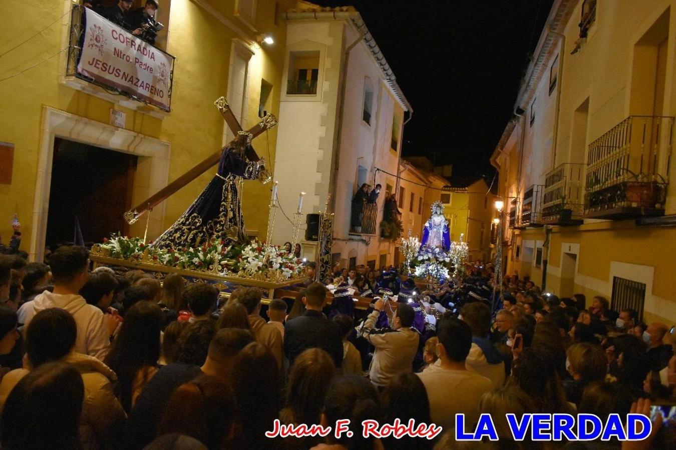 En la noche del Viernes de Dolores, la imagen de Nuestra Señora de los Dolores (azules) salió desde la antigua iglesia de La Compañía para recorrer las calles de «La Carrera», a su paso por la parroquia de El Salvador, el Cristo de los Voluntarios espera en la puerta principal del templo el paso de la procesión; en la ermita de Santa Elena, tuvo lugar el encuentro con Nuestro Padre Jesús (morados), y al llegar a la iglesia de La Concepción, con el Cristo del Prendimiento (colorados). 