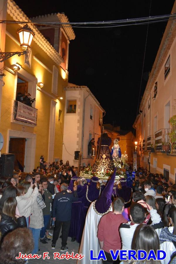 En la noche del Viernes de Dolores, la imagen de Nuestra Señora de los Dolores (azules) salió desde la antigua iglesia de La Compañía para recorrer las calles de «La Carrera», a su paso por la parroquia de El Salvador, el Cristo de los Voluntarios espera en la puerta principal del templo el paso de la procesión; en la ermita de Santa Elena, tuvo lugar el encuentro con Nuestro Padre Jesús (morados), y al llegar a la iglesia de La Concepción, con el Cristo del Prendimiento (colorados). 