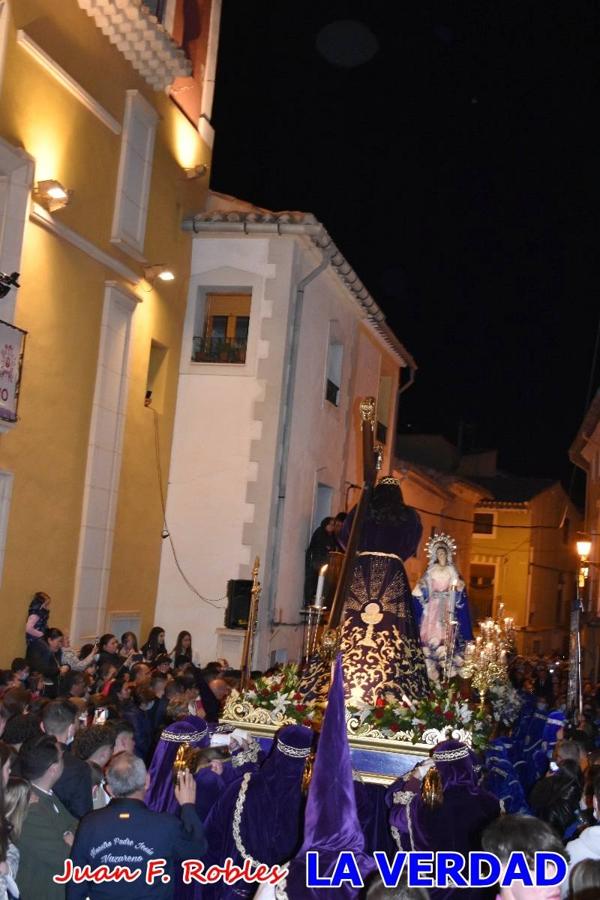 En la noche del Viernes de Dolores, la imagen de Nuestra Señora de los Dolores (azules) salió desde la antigua iglesia de La Compañía para recorrer las calles de «La Carrera», a su paso por la parroquia de El Salvador, el Cristo de los Voluntarios espera en la puerta principal del templo el paso de la procesión; en la ermita de Santa Elena, tuvo lugar el encuentro con Nuestro Padre Jesús (morados), y al llegar a la iglesia de La Concepción, con el Cristo del Prendimiento (colorados). 