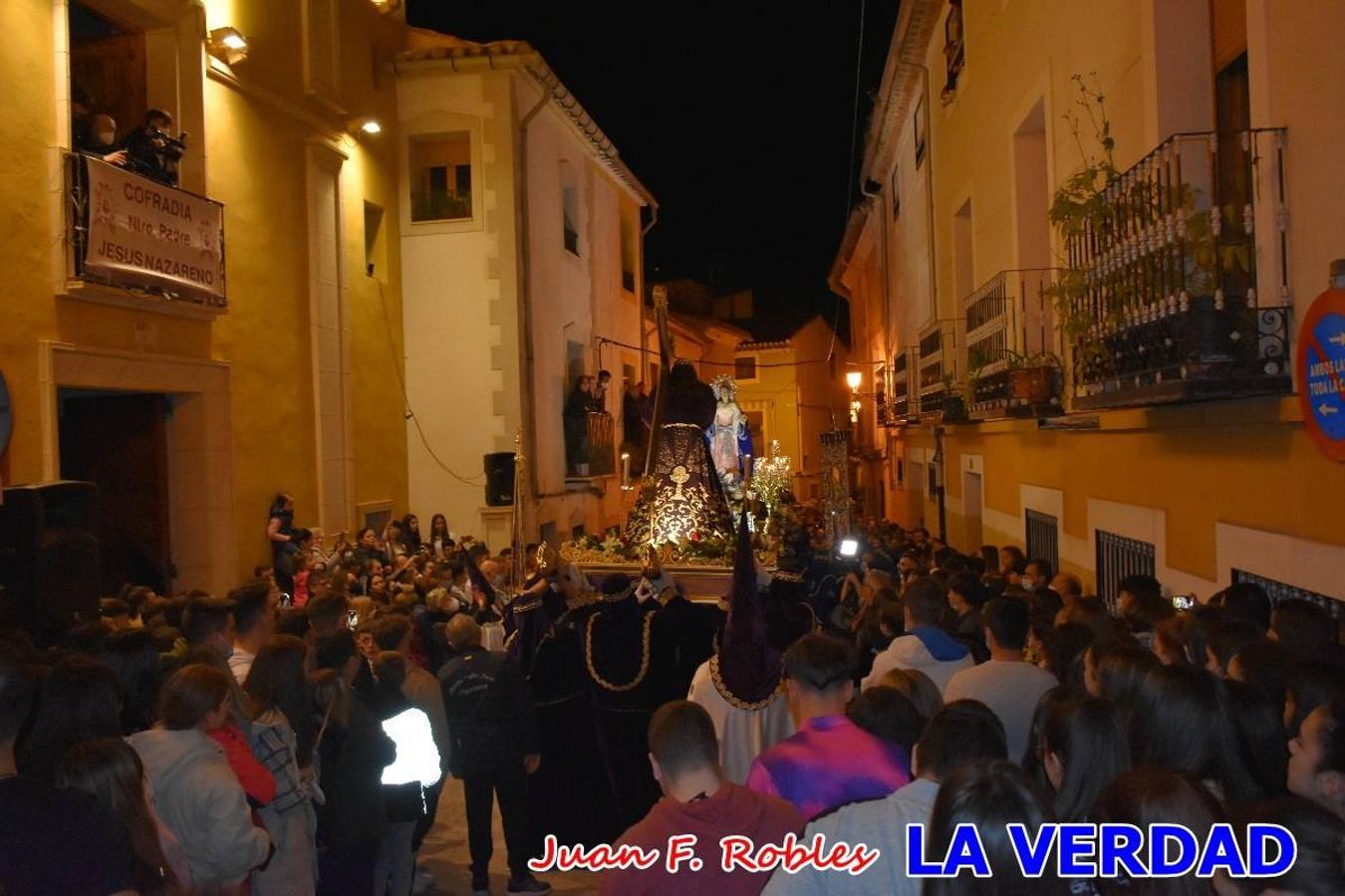 En la noche del Viernes de Dolores, la imagen de Nuestra Señora de los Dolores (azules) salió desde la antigua iglesia de La Compañía para recorrer las calles de «La Carrera», a su paso por la parroquia de El Salvador, el Cristo de los Voluntarios espera en la puerta principal del templo el paso de la procesión; en la ermita de Santa Elena, tuvo lugar el encuentro con Nuestro Padre Jesús (morados), y al llegar a la iglesia de La Concepción, con el Cristo del Prendimiento (colorados). 