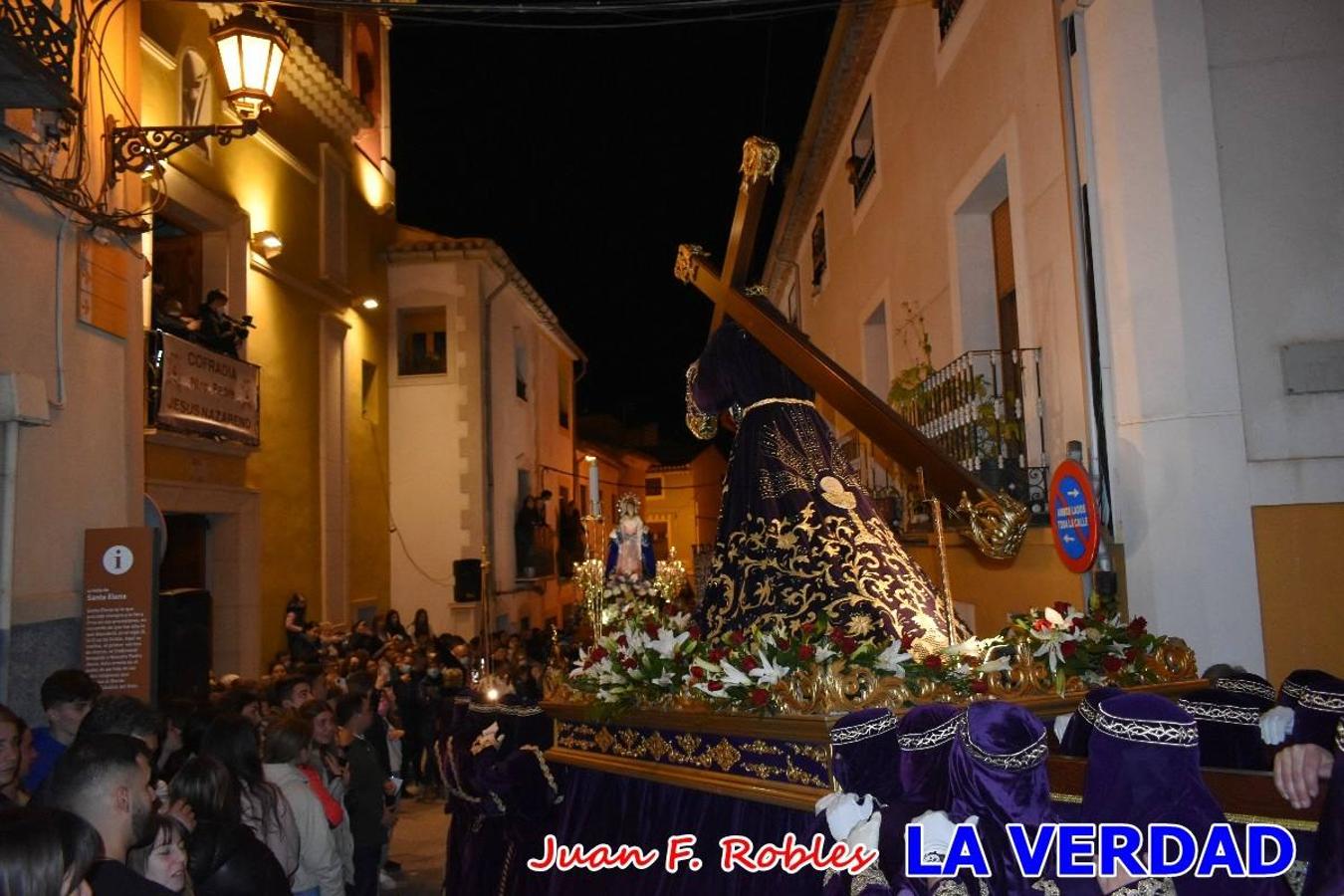 En la noche del Viernes de Dolores, la imagen de Nuestra Señora de los Dolores (azules) salió desde la antigua iglesia de La Compañía para recorrer las calles de «La Carrera», a su paso por la parroquia de El Salvador, el Cristo de los Voluntarios espera en la puerta principal del templo el paso de la procesión; en la ermita de Santa Elena, tuvo lugar el encuentro con Nuestro Padre Jesús (morados), y al llegar a la iglesia de La Concepción, con el Cristo del Prendimiento (colorados). 