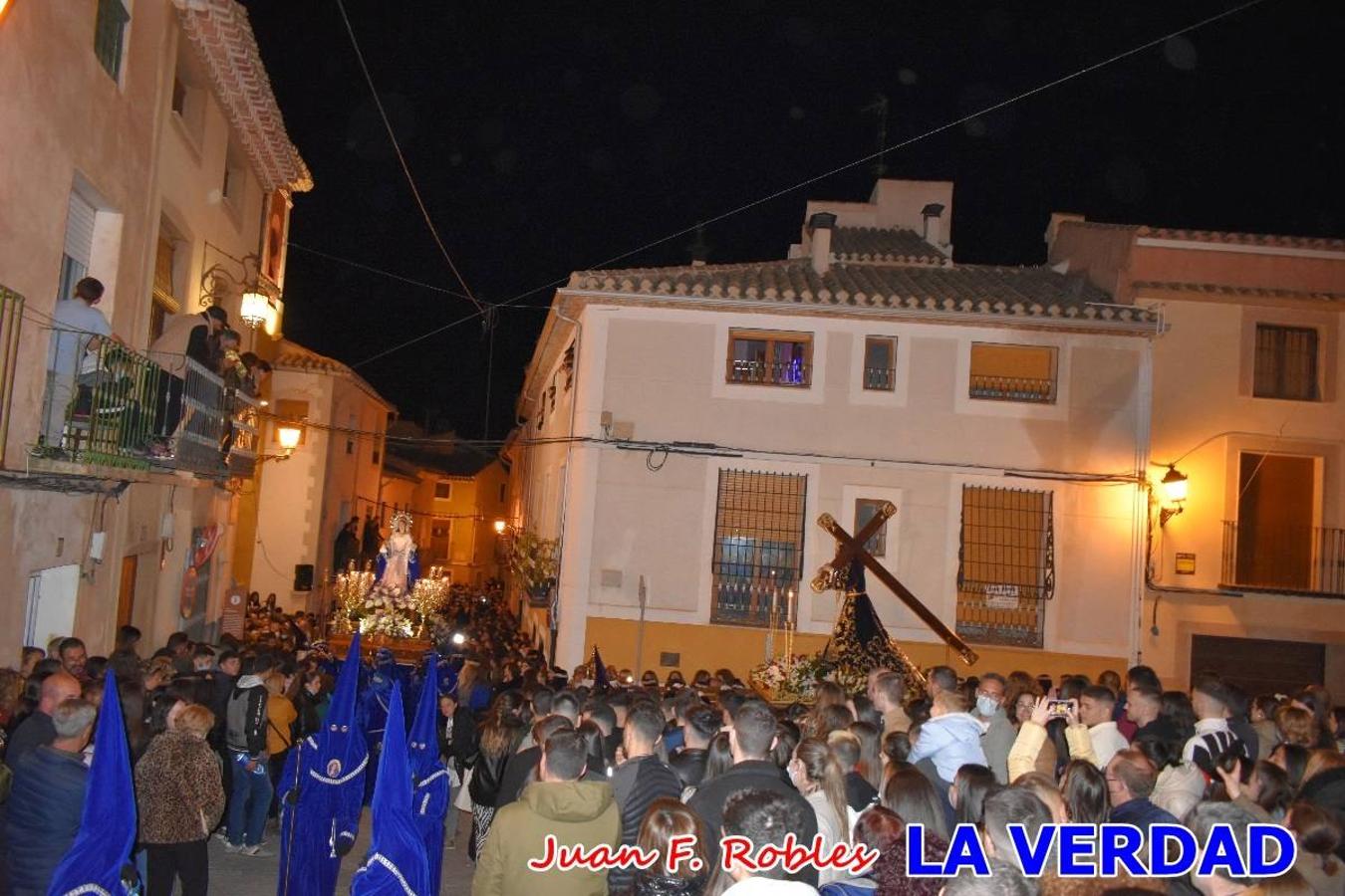 En la noche del Viernes de Dolores, la imagen de Nuestra Señora de los Dolores (azules) salió desde la antigua iglesia de La Compañía para recorrer las calles de «La Carrera», a su paso por la parroquia de El Salvador, el Cristo de los Voluntarios espera en la puerta principal del templo el paso de la procesión; en la ermita de Santa Elena, tuvo lugar el encuentro con Nuestro Padre Jesús (morados), y al llegar a la iglesia de La Concepción, con el Cristo del Prendimiento (colorados). 