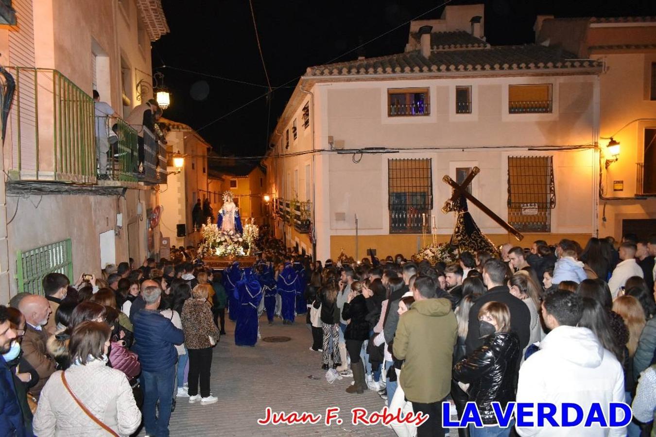 En la noche del Viernes de Dolores, la imagen de Nuestra Señora de los Dolores (azules) salió desde la antigua iglesia de La Compañía para recorrer las calles de «La Carrera», a su paso por la parroquia de El Salvador, el Cristo de los Voluntarios espera en la puerta principal del templo el paso de la procesión; en la ermita de Santa Elena, tuvo lugar el encuentro con Nuestro Padre Jesús (morados), y al llegar a la iglesia de La Concepción, con el Cristo del Prendimiento (colorados). 