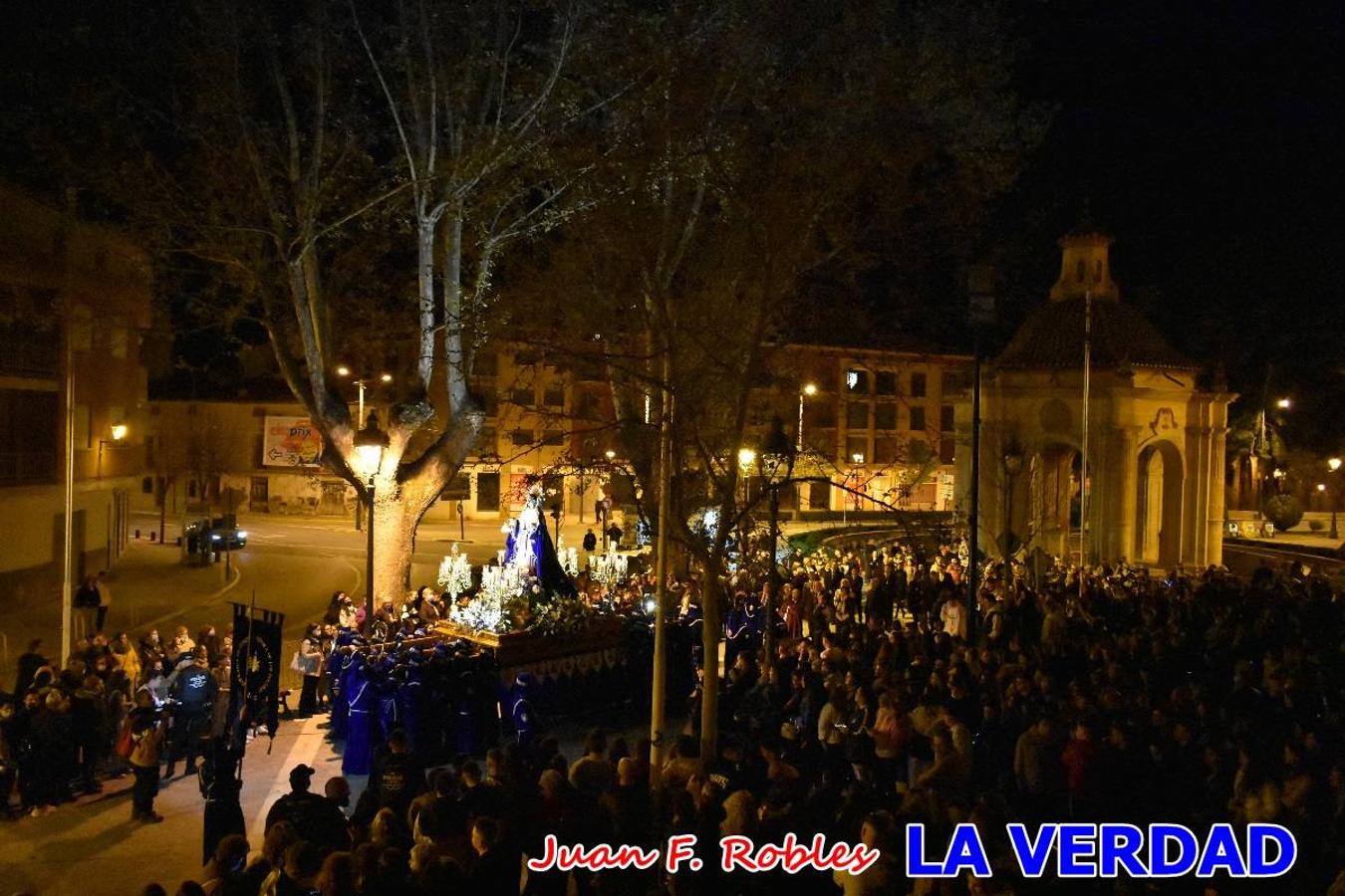 En la noche del Viernes de Dolores, la imagen de Nuestra Señora de los Dolores (azules) salió desde la antigua iglesia de La Compañía para recorrer las calles de «La Carrera», a su paso por la parroquia de El Salvador, el Cristo de los Voluntarios espera en la puerta principal del templo el paso de la procesión; en la ermita de Santa Elena, tuvo lugar el encuentro con Nuestro Padre Jesús (morados), y al llegar a la iglesia de La Concepción, con el Cristo del Prendimiento (colorados). 