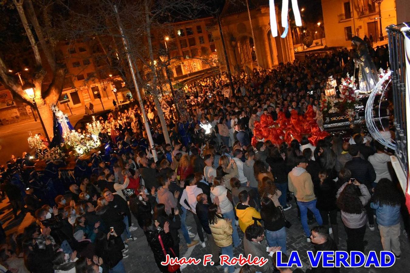 En la noche del Viernes de Dolores, la imagen de Nuestra Señora de los Dolores (azules) salió desde la antigua iglesia de La Compañía para recorrer las calles de «La Carrera», a su paso por la parroquia de El Salvador, el Cristo de los Voluntarios espera en la puerta principal del templo el paso de la procesión; en la ermita de Santa Elena, tuvo lugar el encuentro con Nuestro Padre Jesús (morados), y al llegar a la iglesia de La Concepción, con el Cristo del Prendimiento (colorados). 