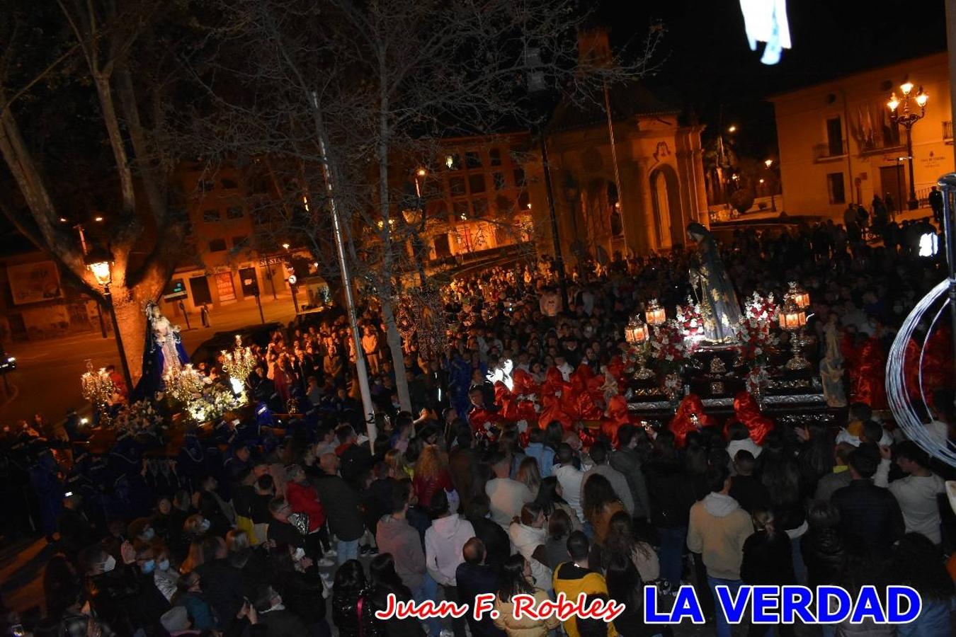 En la noche del Viernes de Dolores, la imagen de Nuestra Señora de los Dolores (azules) salió desde la antigua iglesia de La Compañía para recorrer las calles de «La Carrera», a su paso por la parroquia de El Salvador, el Cristo de los Voluntarios espera en la puerta principal del templo el paso de la procesión; en la ermita de Santa Elena, tuvo lugar el encuentro con Nuestro Padre Jesús (morados), y al llegar a la iglesia de La Concepción, con el Cristo del Prendimiento (colorados). 