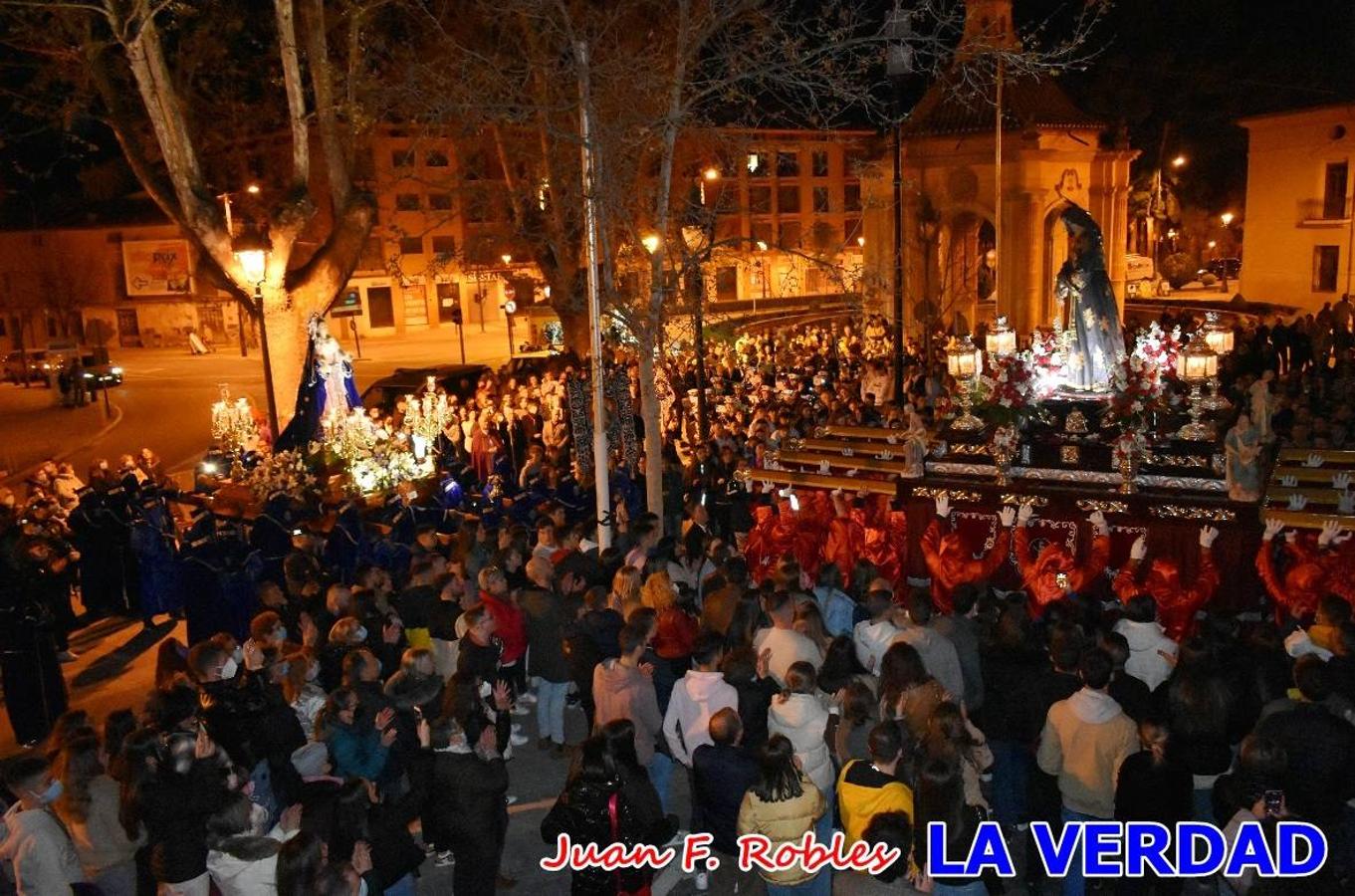 En la noche del Viernes de Dolores, la imagen de Nuestra Señora de los Dolores (azules) salió desde la antigua iglesia de La Compañía para recorrer las calles de «La Carrera», a su paso por la parroquia de El Salvador, el Cristo de los Voluntarios espera en la puerta principal del templo el paso de la procesión; en la ermita de Santa Elena, tuvo lugar el encuentro con Nuestro Padre Jesús (morados), y al llegar a la iglesia de La Concepción, con el Cristo del Prendimiento (colorados). 