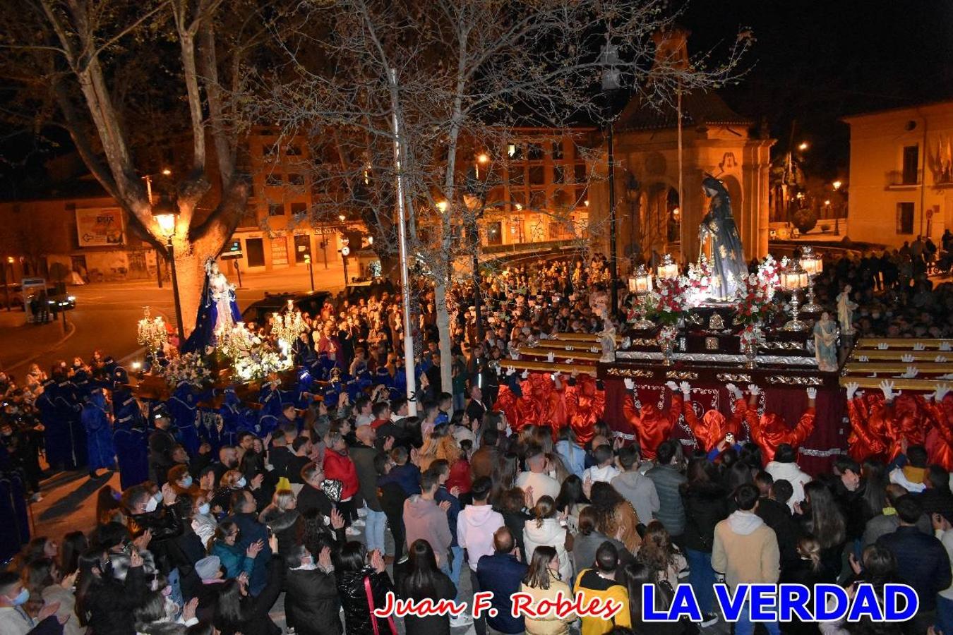 En la noche del Viernes de Dolores, la imagen de Nuestra Señora de los Dolores (azules) salió desde la antigua iglesia de La Compañía para recorrer las calles de «La Carrera», a su paso por la parroquia de El Salvador, el Cristo de los Voluntarios espera en la puerta principal del templo el paso de la procesión; en la ermita de Santa Elena, tuvo lugar el encuentro con Nuestro Padre Jesús (morados), y al llegar a la iglesia de La Concepción, con el Cristo del Prendimiento (colorados). 