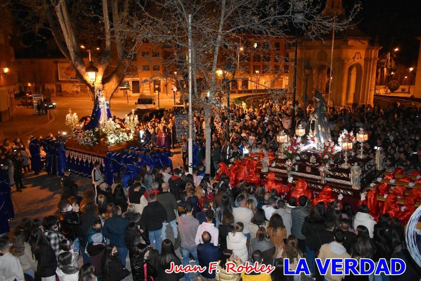 En la noche del Viernes de Dolores, la imagen de Nuestra Señora de los Dolores (azules) salió desde la antigua iglesia de La Compañía para recorrer las calles de «La Carrera», a su paso por la parroquia de El Salvador, el Cristo de los Voluntarios espera en la puerta principal del templo el paso de la procesión; en la ermita de Santa Elena, tuvo lugar el encuentro con Nuestro Padre Jesús (morados), y al llegar a la iglesia de La Concepción, con el Cristo del Prendimiento (colorados). 