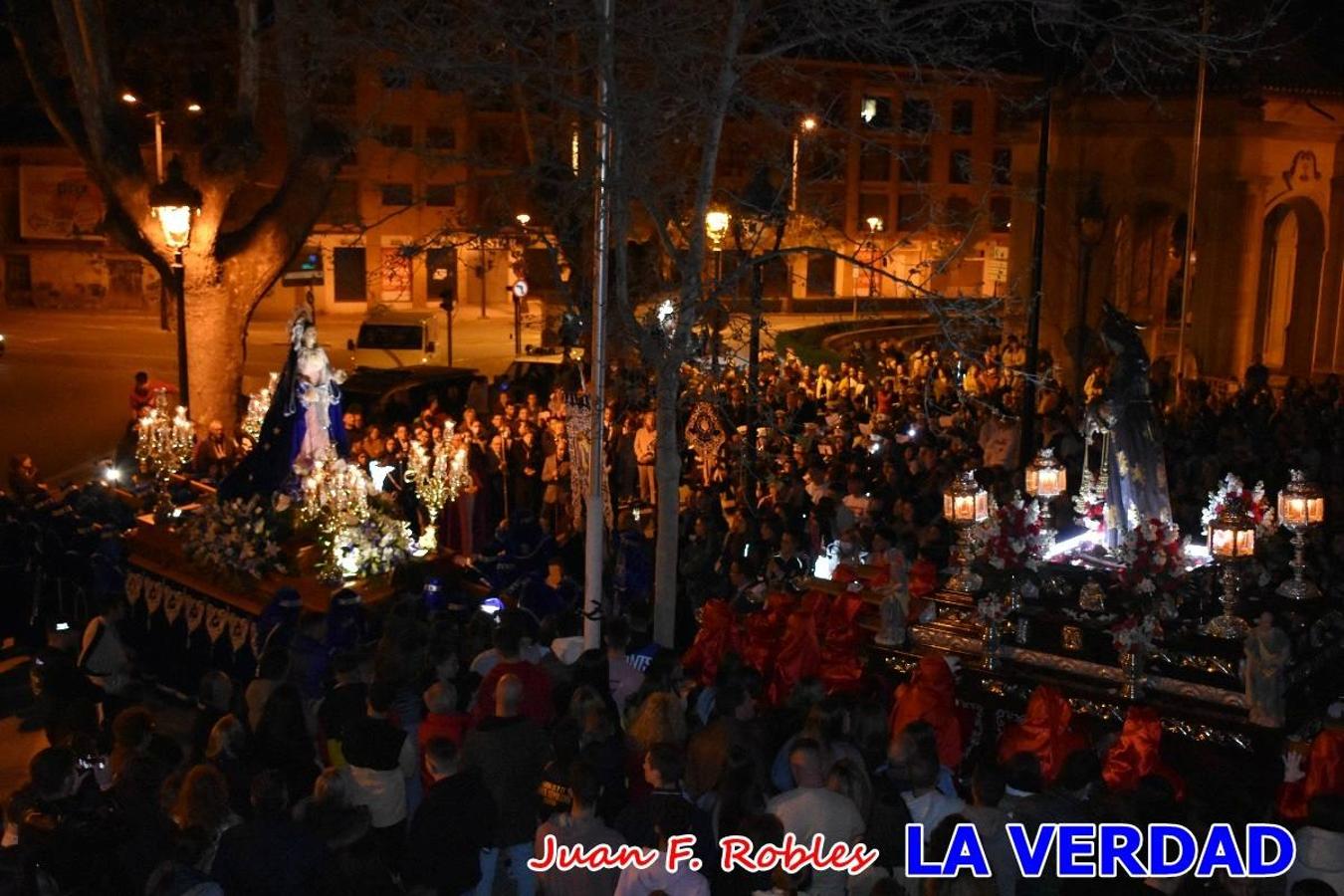 En la noche del Viernes de Dolores, la imagen de Nuestra Señora de los Dolores (azules) salió desde la antigua iglesia de La Compañía para recorrer las calles de «La Carrera», a su paso por la parroquia de El Salvador, el Cristo de los Voluntarios espera en la puerta principal del templo el paso de la procesión; en la ermita de Santa Elena, tuvo lugar el encuentro con Nuestro Padre Jesús (morados), y al llegar a la iglesia de La Concepción, con el Cristo del Prendimiento (colorados). 