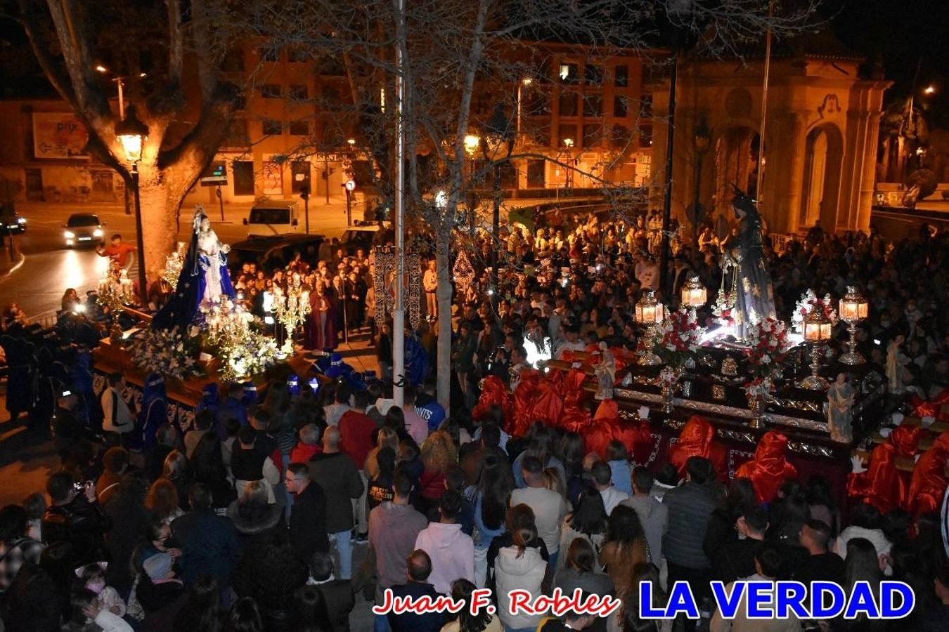 En la noche del Viernes de Dolores, la imagen de Nuestra Señora de los Dolores (azules) salió desde la antigua iglesia de La Compañía para recorrer las calles de «La Carrera», a su paso por la parroquia de El Salvador, el Cristo de los Voluntarios espera en la puerta principal del templo el paso de la procesión; en la ermita de Santa Elena, tuvo lugar el encuentro con Nuestro Padre Jesús (morados), y al llegar a la iglesia de La Concepción, con el Cristo del Prendimiento (colorados). 