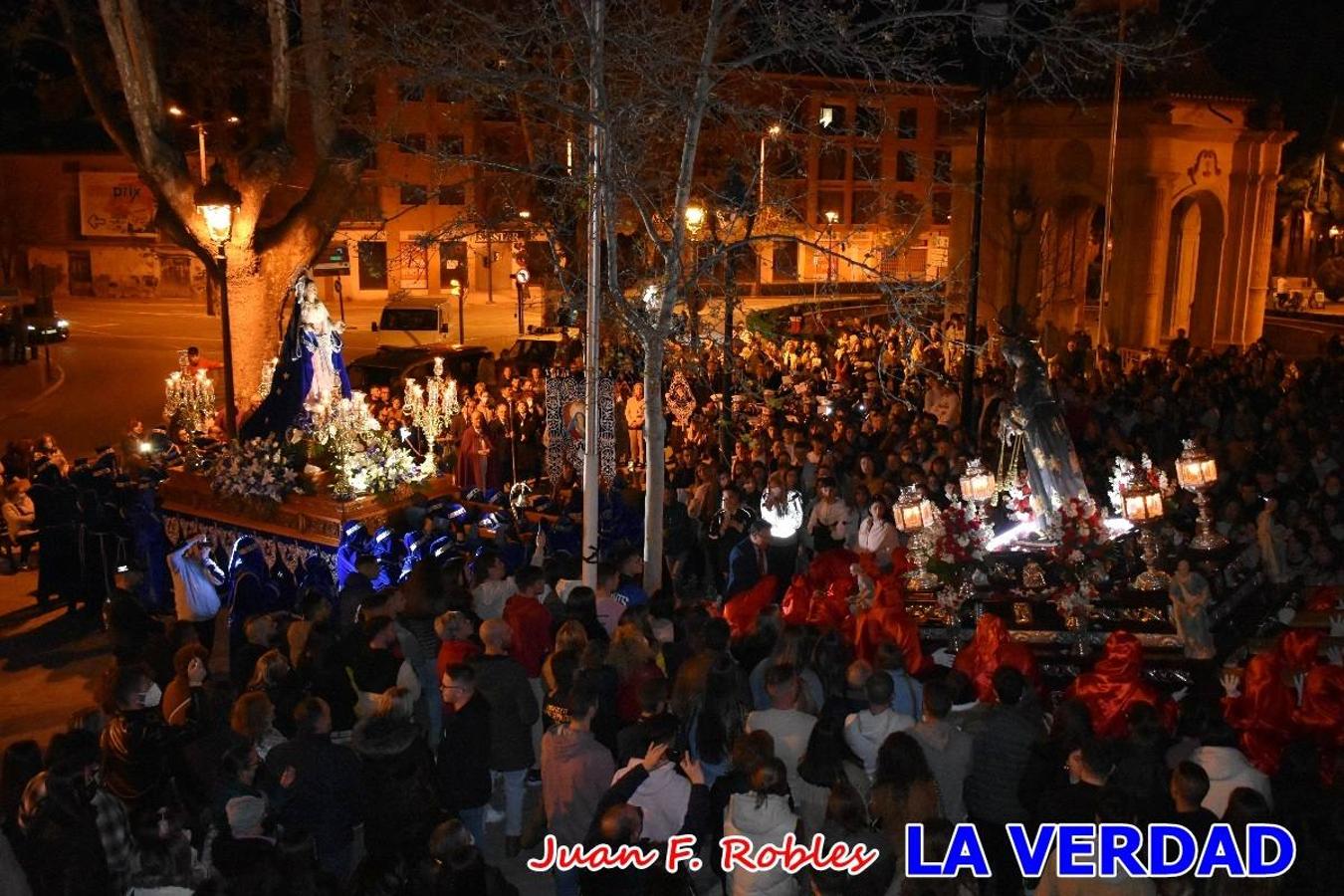 En la noche del Viernes de Dolores, la imagen de Nuestra Señora de los Dolores (azules) salió desde la antigua iglesia de La Compañía para recorrer las calles de «La Carrera», a su paso por la parroquia de El Salvador, el Cristo de los Voluntarios espera en la puerta principal del templo el paso de la procesión; en la ermita de Santa Elena, tuvo lugar el encuentro con Nuestro Padre Jesús (morados), y al llegar a la iglesia de La Concepción, con el Cristo del Prendimiento (colorados). 