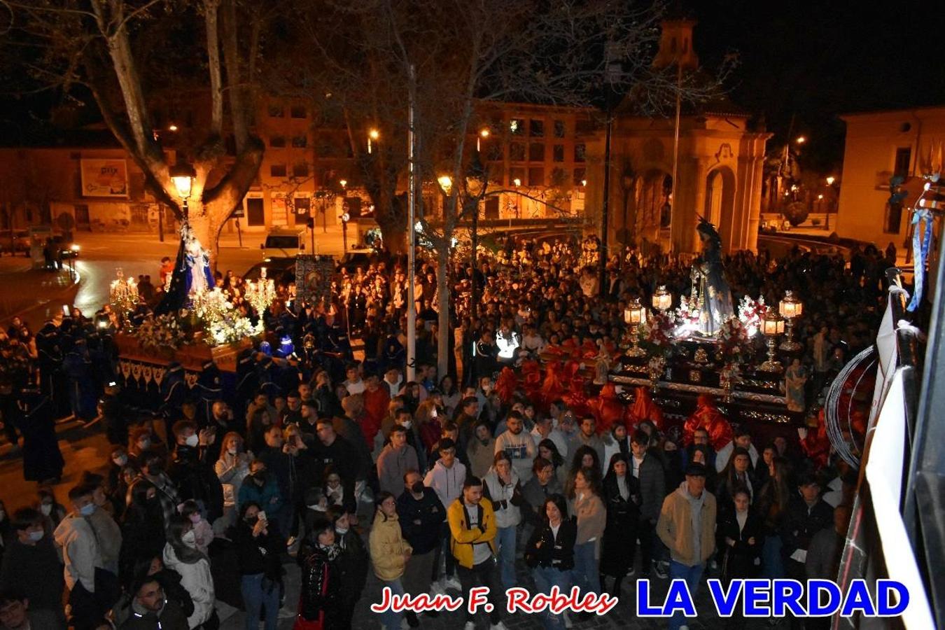 En la noche del Viernes de Dolores, la imagen de Nuestra Señora de los Dolores (azules) salió desde la antigua iglesia de La Compañía para recorrer las calles de «La Carrera», a su paso por la parroquia de El Salvador, el Cristo de los Voluntarios espera en la puerta principal del templo el paso de la procesión; en la ermita de Santa Elena, tuvo lugar el encuentro con Nuestro Padre Jesús (morados), y al llegar a la iglesia de La Concepción, con el Cristo del Prendimiento (colorados). 