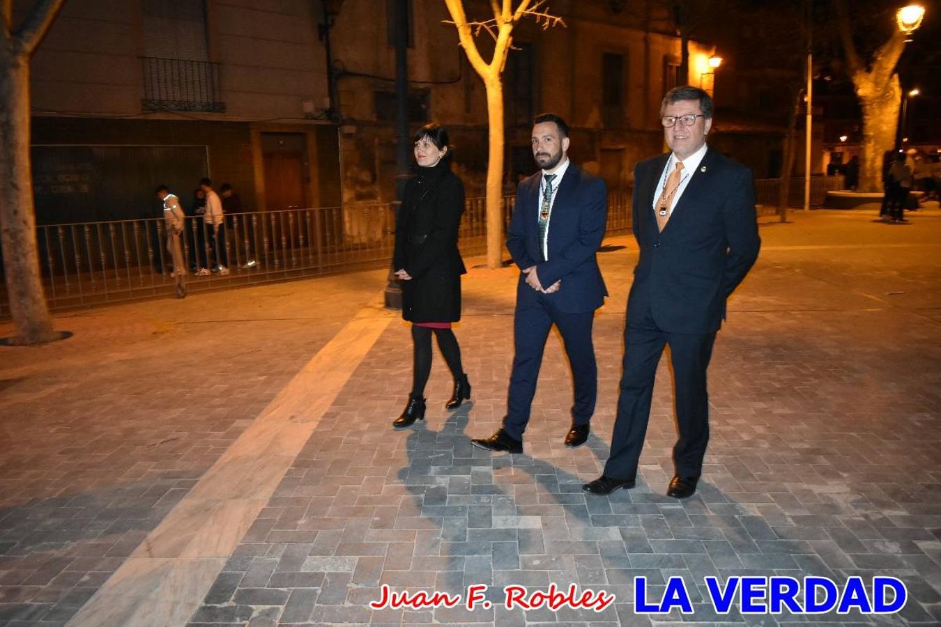 En la noche del Viernes de Dolores, la imagen de Nuestra Señora de los Dolores (azules) salió desde la antigua iglesia de La Compañía para recorrer las calles de «La Carrera», a su paso por la parroquia de El Salvador, el Cristo de los Voluntarios espera en la puerta principal del templo el paso de la procesión; en la ermita de Santa Elena, tuvo lugar el encuentro con Nuestro Padre Jesús (morados), y al llegar a la iglesia de La Concepción, con el Cristo del Prendimiento (colorados). 