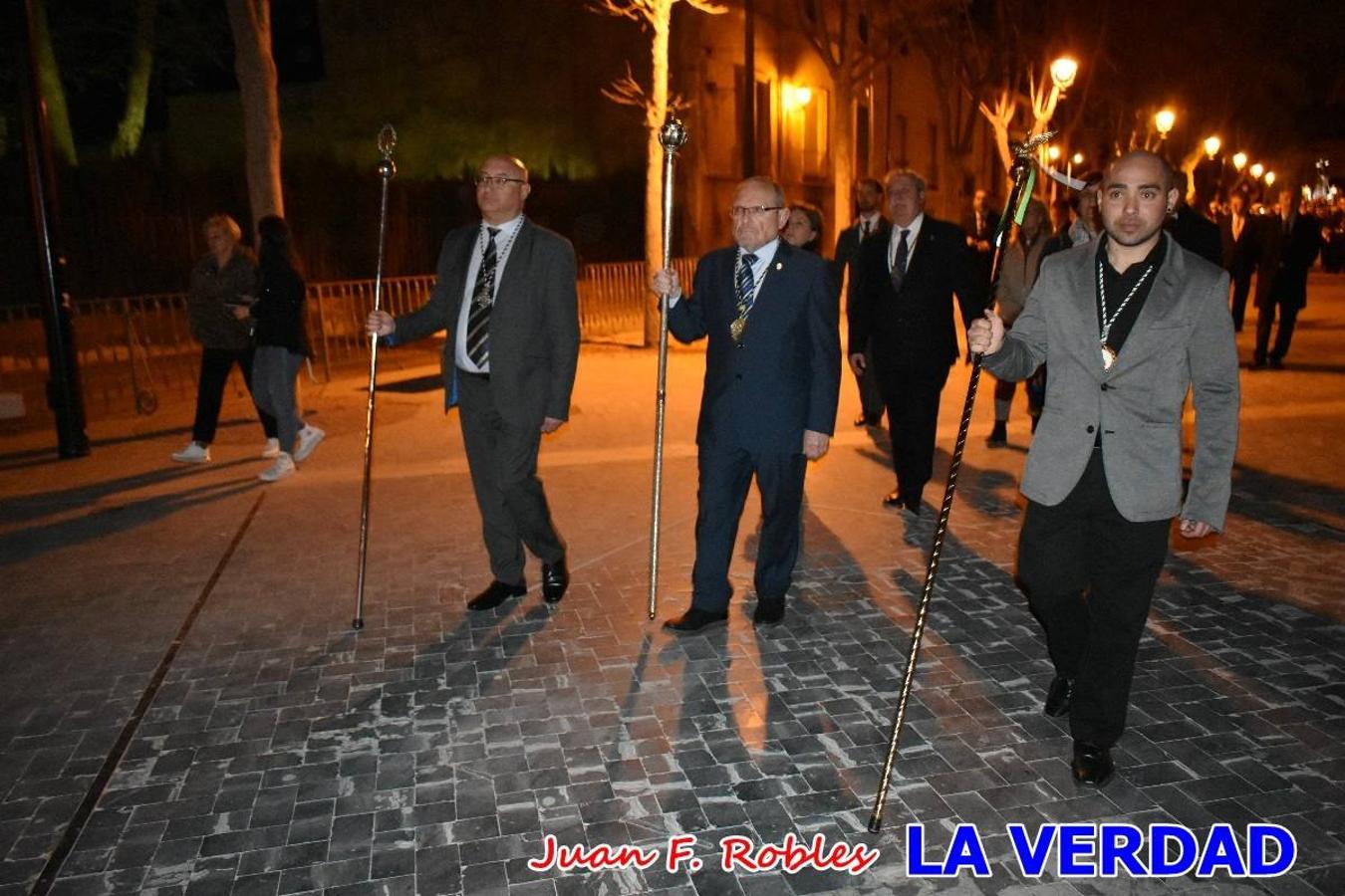 En la noche del Viernes de Dolores, la imagen de Nuestra Señora de los Dolores (azules) salió desde la antigua iglesia de La Compañía para recorrer las calles de «La Carrera», a su paso por la parroquia de El Salvador, el Cristo de los Voluntarios espera en la puerta principal del templo el paso de la procesión; en la ermita de Santa Elena, tuvo lugar el encuentro con Nuestro Padre Jesús (morados), y al llegar a la iglesia de La Concepción, con el Cristo del Prendimiento (colorados). 