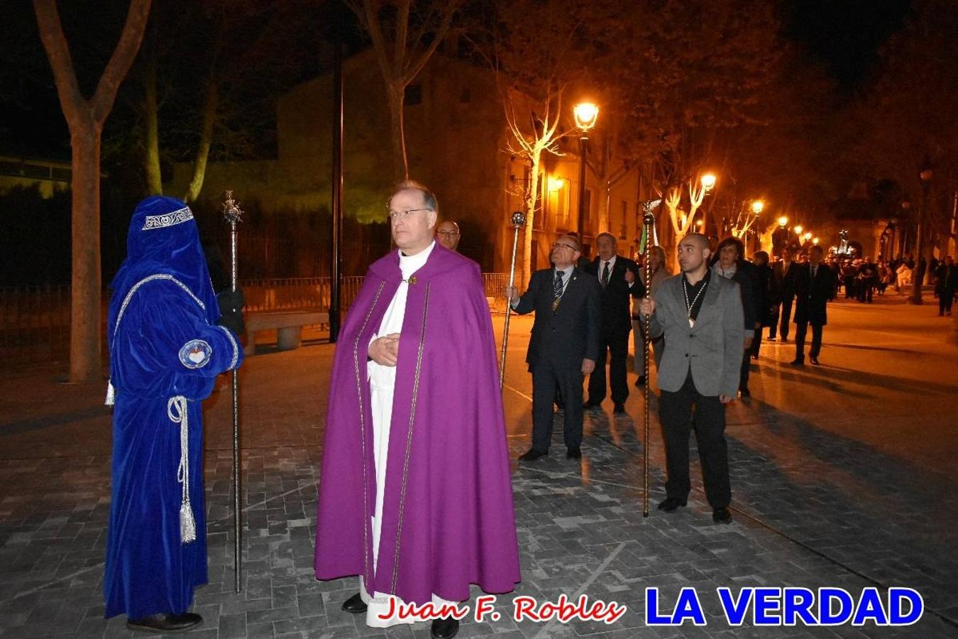 En la noche del Viernes de Dolores, la imagen de Nuestra Señora de los Dolores (azules) salió desde la antigua iglesia de La Compañía para recorrer las calles de «La Carrera», a su paso por la parroquia de El Salvador, el Cristo de los Voluntarios espera en la puerta principal del templo el paso de la procesión; en la ermita de Santa Elena, tuvo lugar el encuentro con Nuestro Padre Jesús (morados), y al llegar a la iglesia de La Concepción, con el Cristo del Prendimiento (colorados). 