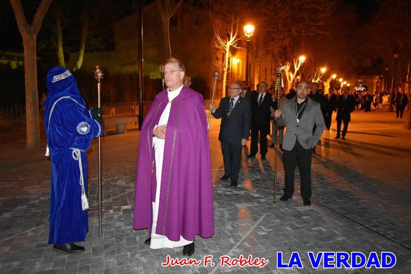 En la noche del Viernes de Dolores, la imagen de Nuestra Señora de los Dolores (azules) salió desde la antigua iglesia de La Compañía para recorrer las calles de «La Carrera», a su paso por la parroquia de El Salvador, el Cristo de los Voluntarios espera en la puerta principal del templo el paso de la procesión; en la ermita de Santa Elena, tuvo lugar el encuentro con Nuestro Padre Jesús (morados), y al llegar a la iglesia de La Concepción, con el Cristo del Prendimiento (colorados). 