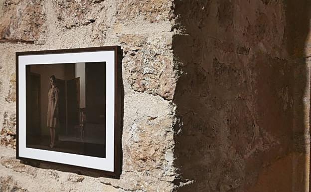 Una de las obras que componen 'La imagen ausente', en la Sala Caballerizas de Los Molinos del Río. 