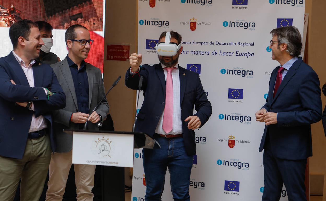 El alcalde de Lorca prueba el dispositivo de realidad virtual.