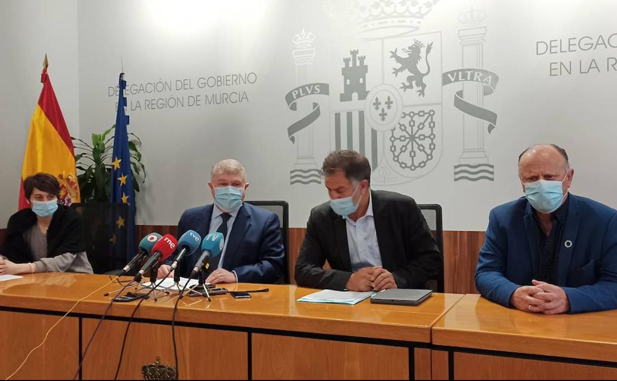 José Vélez (2I), este lunes, en rueda de prensa.