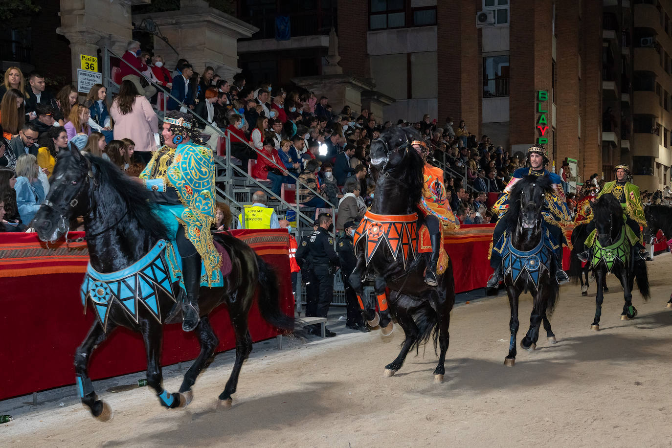 Fotos: El pueblo hebreo llena de júbilo la carrera en la noche del Domingo de Ramos en Lorca