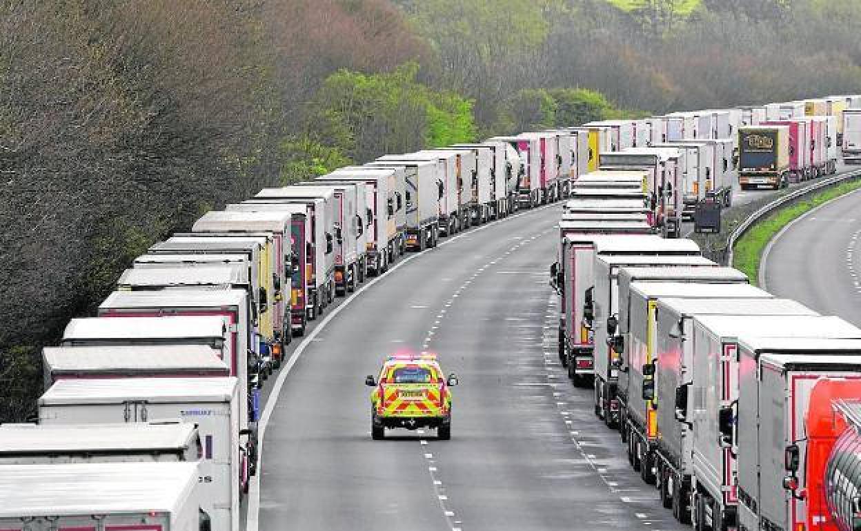 Un vehículo de emergencias pasa entre las colas de camiones en los accesos al puerto de Dover. 