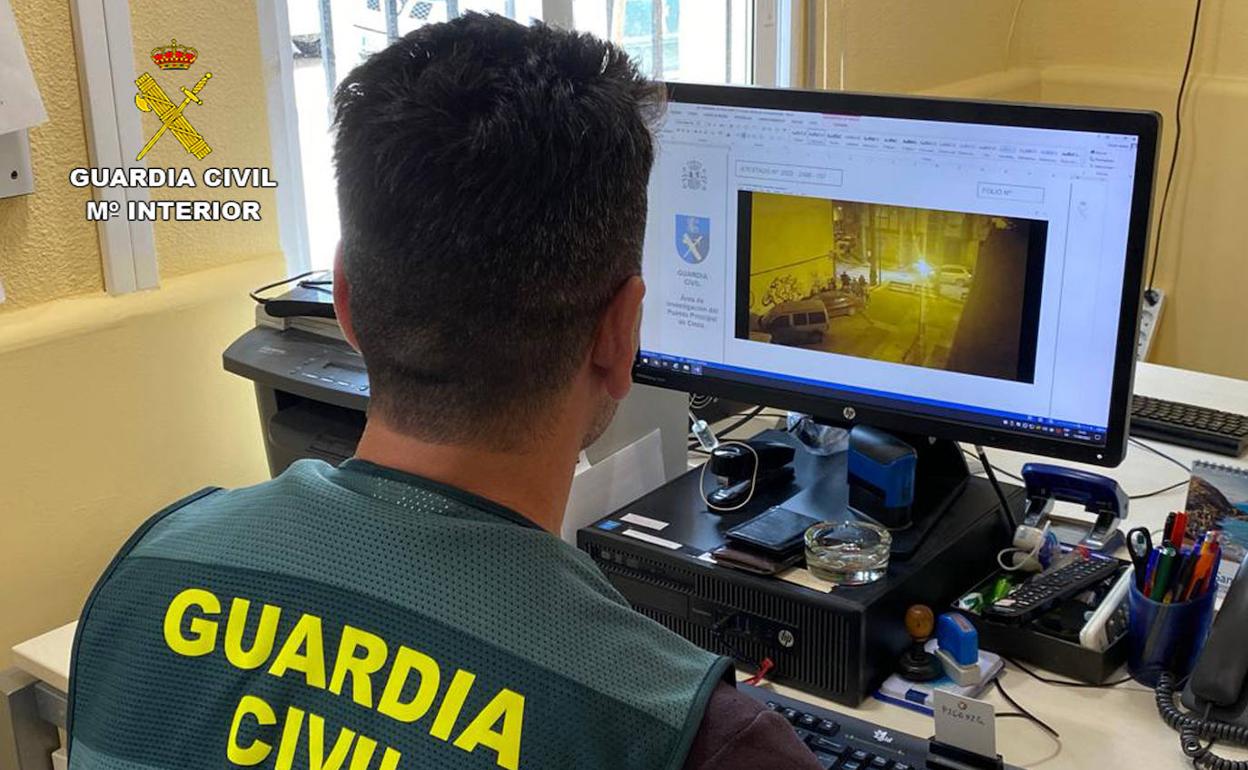 Un agente revisa las imágenes de una grabación del incidente.