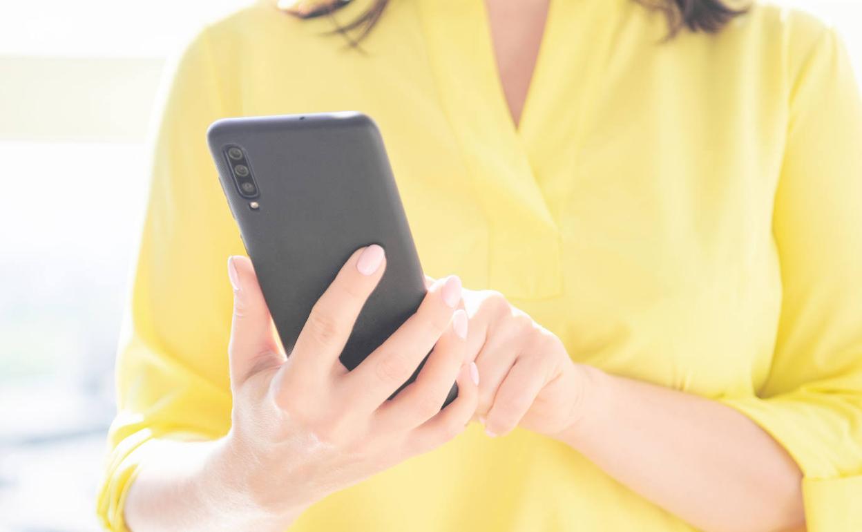 Una mujer con un smartphone, en una imagen de archivo.